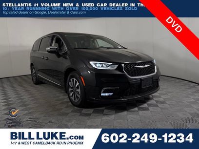Used 2023 Chrysler Pacifica Limited w/ Uconnect Theater Family Group