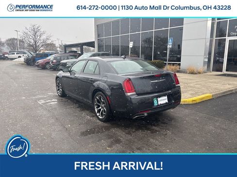 Used 2018 Chrysler 300 Touring w/ Sport Appearance Package image 6