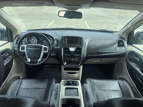 Used 2015 Chrysler Town & Country Touring image 15