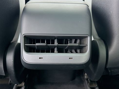 Used 2024 Tesla Model Y Long Range AWD/4WD image 17