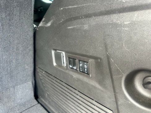 Used 2023 GMC Yukon SLT w/ SLT Luxury Package image 11