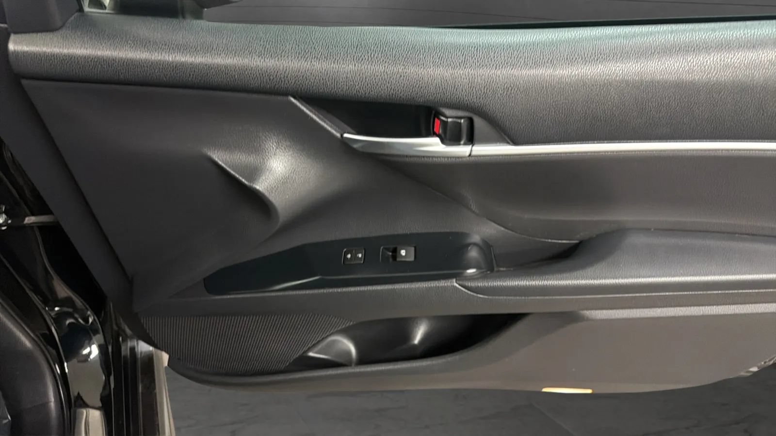 Used 2019 Toyota Camry SE FWD image 18