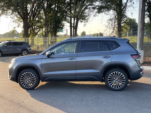 New 2026 Volkswagen Taos SE FWD image 4