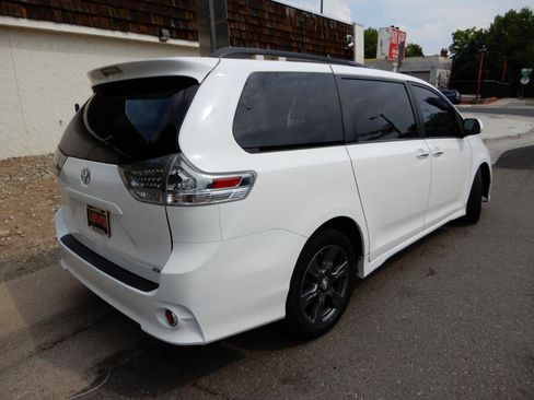 Used 2017 Toyota Sienna SE Premium FWD image 5