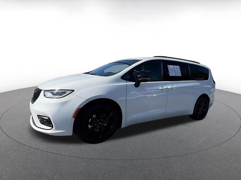 Used 2025 Chrysler Pacifica Limited image 8