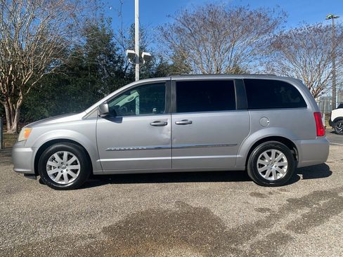 Used 2014 Chrysler Town & Country Touring image 6