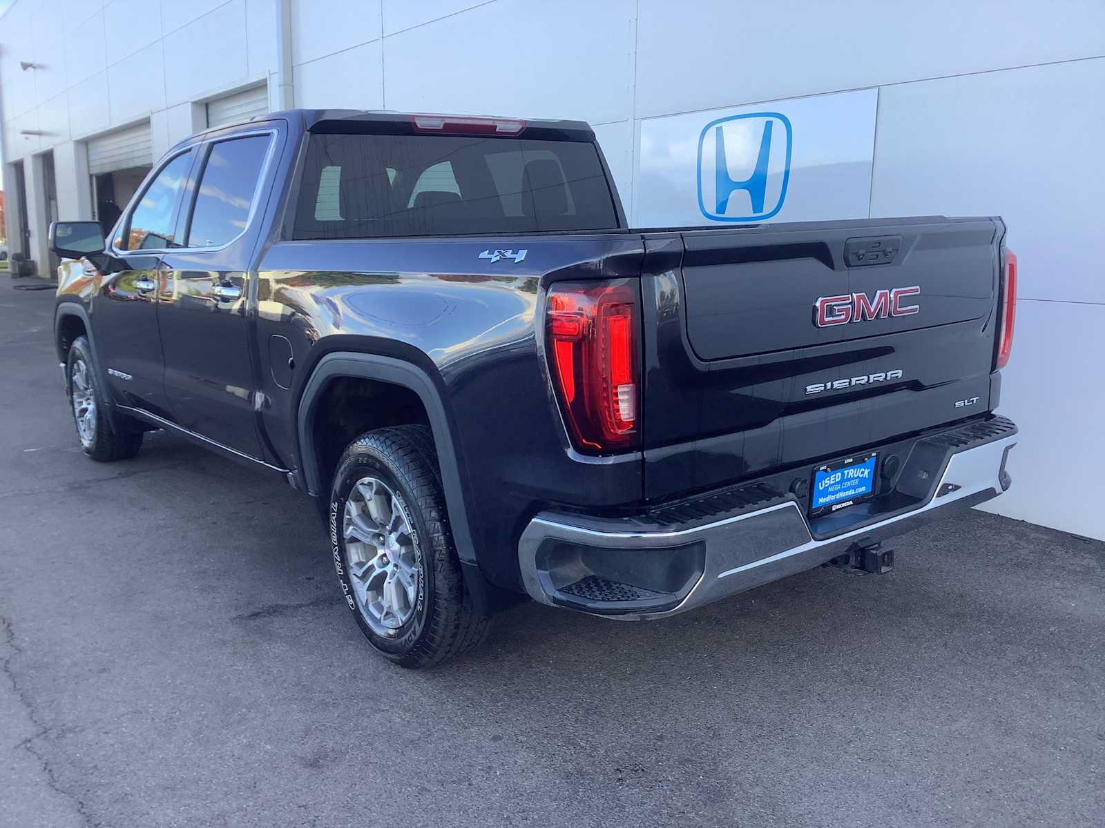 Used 2025 GMC Sierra 1500 SLT AWD/4WD image 4