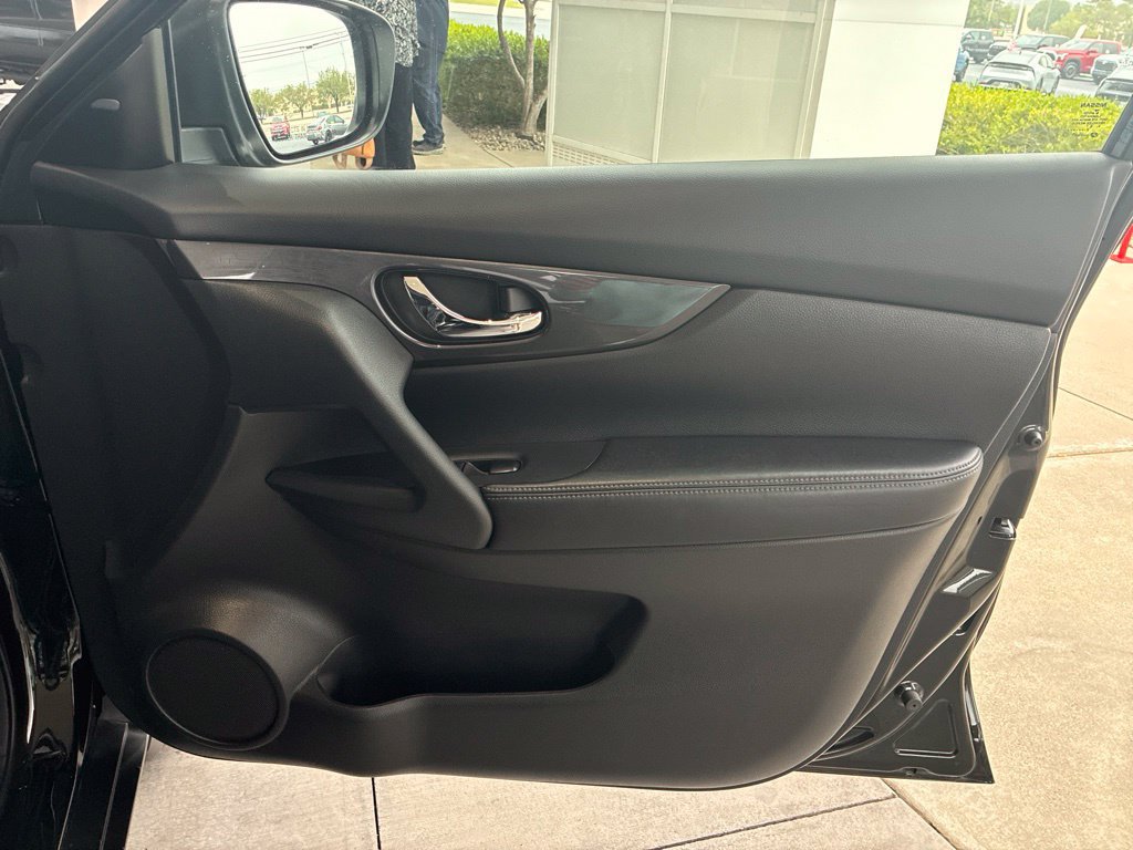 Used 2020 Nissan Rogue SV w/ Premium Package AWD/4WD image 19