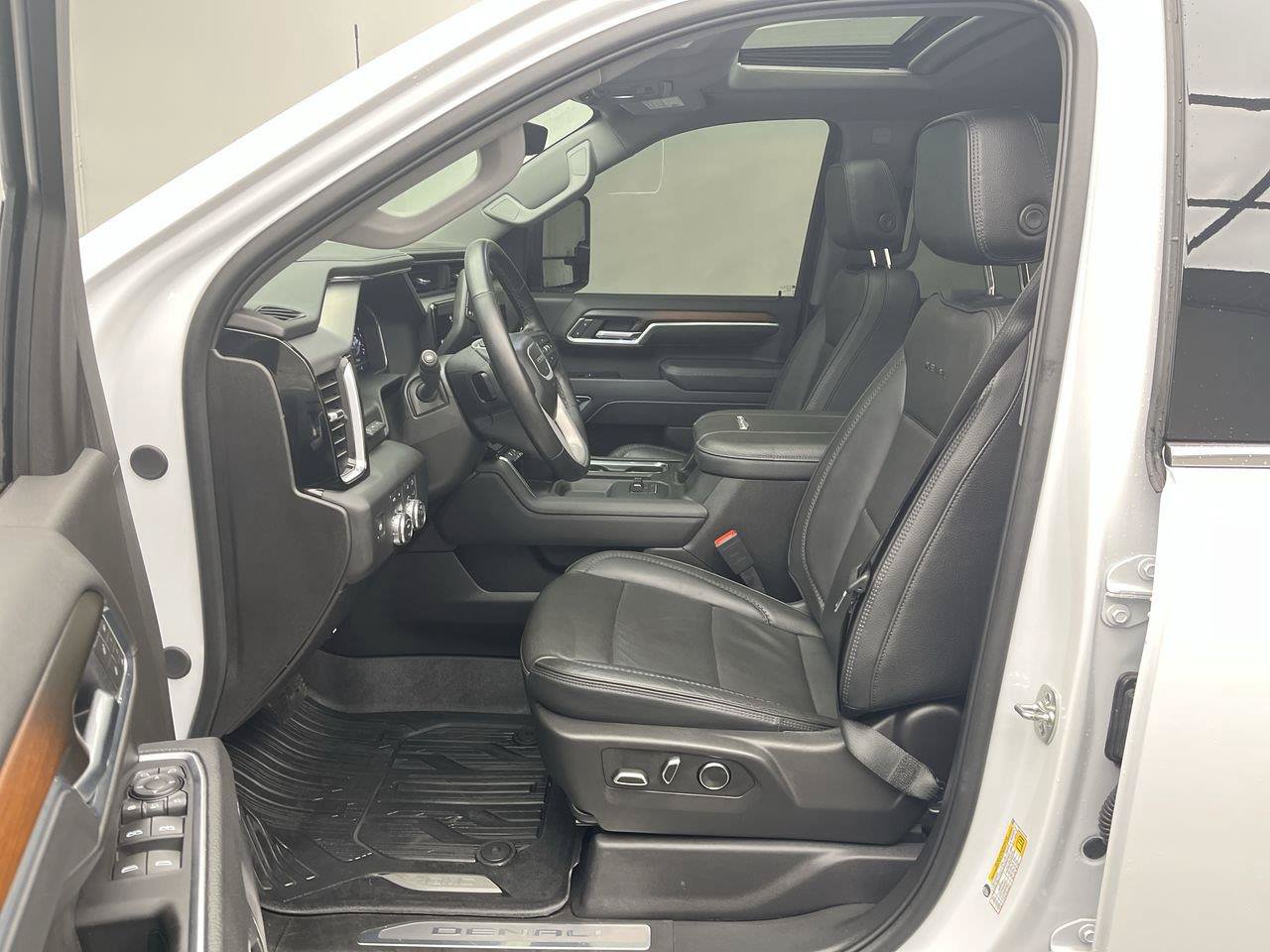 Certified 2025 GMC Sierra 2500 Denali w/ Denali Reserve Package AWD/4WD image 3