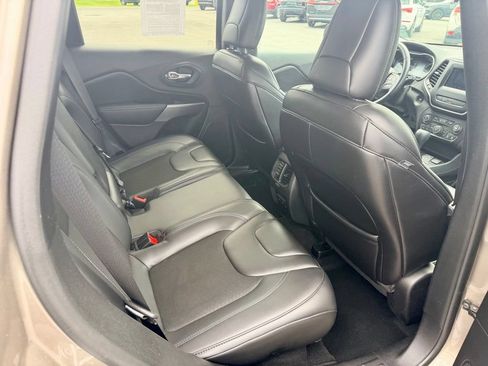 Used 2019 Jeep Cherokee Latitude Plus AWD/4WD image 11