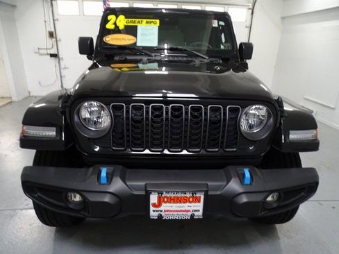 Used 2024 Jeep Wrangler Unlimited w/ Convenience Group AWD/4WD image 22