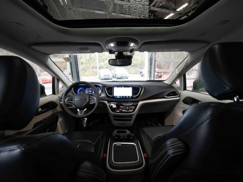 Used 2022 Chrysler Pacifica Touring-L image 18