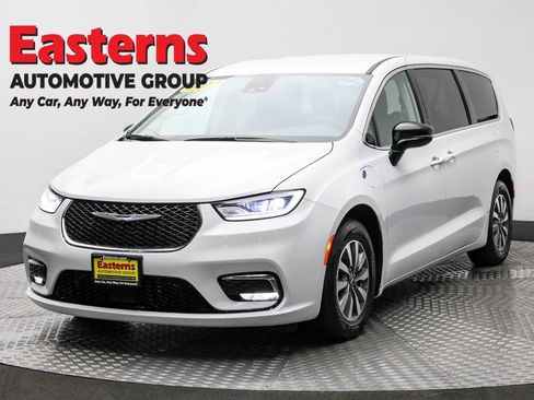 Used 2024 Chrysler Pacifica Select image 1