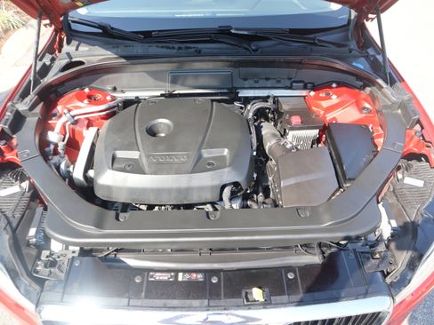 Used 2020 Volvo XC60 T5 Momentum image 33