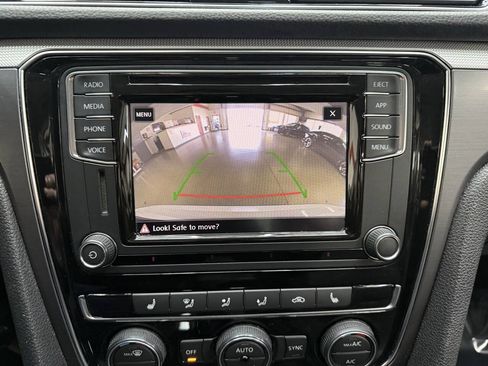 Used 2018 Volkswagen Passat 2.0T R-Line w/ R-Line Lighting Package FWD image 28