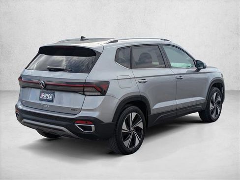 Used 2025 Volkswagen Taos SE image 5