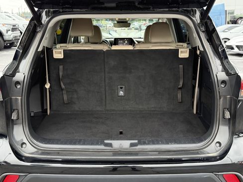 Used 2021 Toyota Highlander XLE FWD image 30