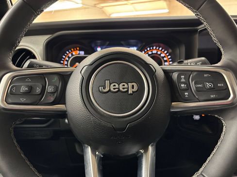 Used 2025 Jeep Wrangler Unlimited Sahara AWD/4WD image 28