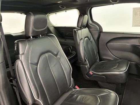 Used 2025 Chrysler Pacifica Limited image 16