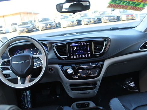 Used 2017 Chrysler Pacifica Platinum image 32