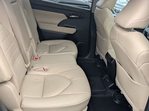 Used 2023 Toyota Highlander XLE image 19