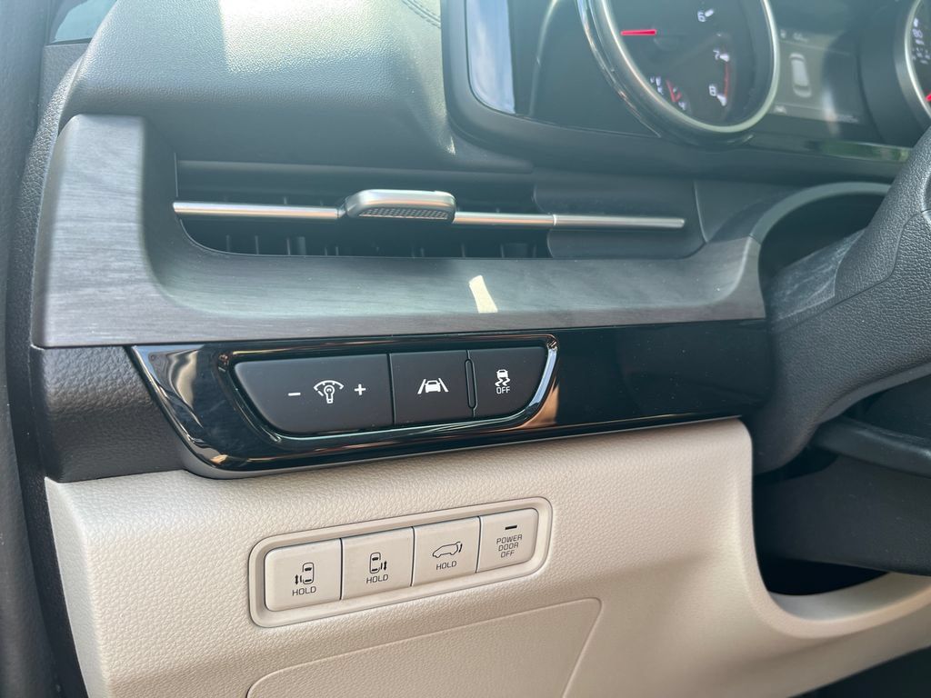Used 2024 Kia Carnival EX FWD image 31