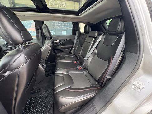 Used 2019 Jeep Cherokee Trailhawk w/ Comfort/Convenience Group AWD/4WD image 16
