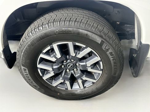 Used 2024 Nissan Frontier SL image 11