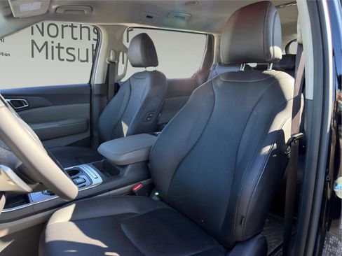 Used 2025 Kia Carnival EX image 10