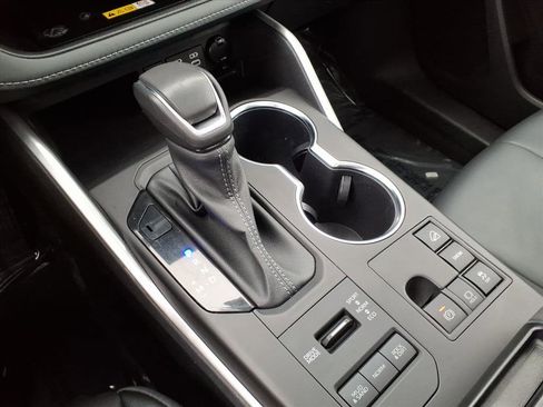 Certified 2023 Toyota Highlander XLE image 13