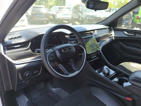 Used 2023 Jeep Grand Cherokee Altitude AWD/4WD image 12