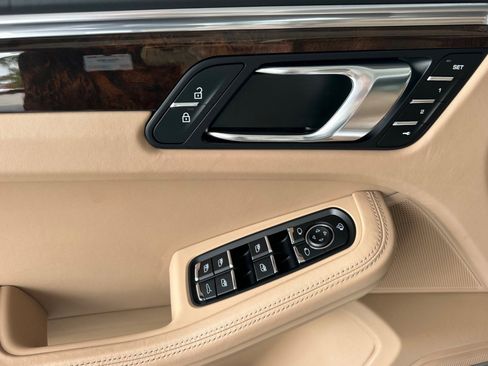 Certified 2023 Porsche Macan image 12