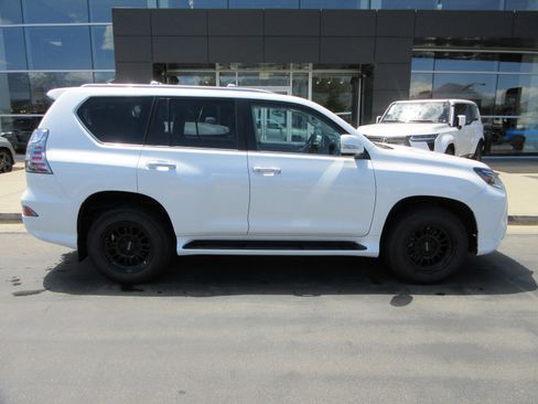 Used 2022 Lexus GX 460 Luxury w/ Off Road Package AWD/4WD image 11