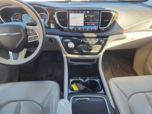 Used 2021 Chrysler Pacifica Limited w/ Uconnect Theater Family Group image 9