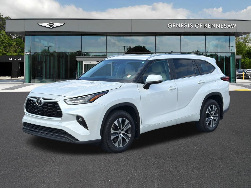 Used 2023 Toyota Highlander XLE FWD image 3