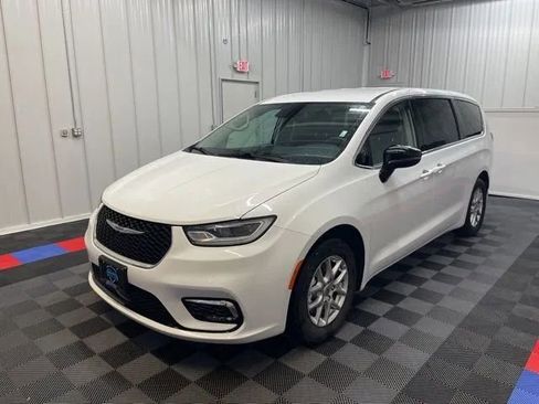 Used 2024 Chrysler Pacifica Touring-L image 6