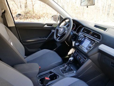 Used 2020 Volkswagen Tiguan S image 40