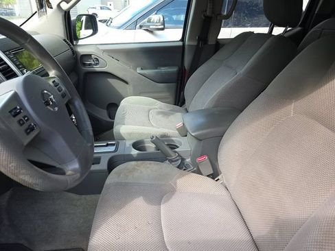 Used 2015 Nissan Frontier SV w/ SV Value Truck Package AWD/4WD image 11