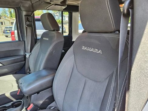Used 2016 Jeep Wrangler Unlimited Sahara w/ Connectivity Group AWD/4WD image 8