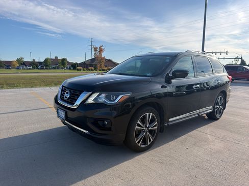 Used 2017 Nissan Pathfinder Platinum w/ Family Entertainment Package AWD/4WD image 2