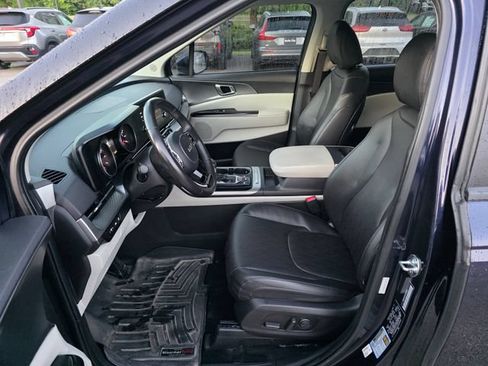 Certified 2024 Kia Carnival LX FWD image 15