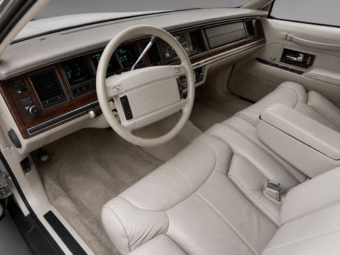 Used 1992 Lincoln Town Car Signature RWD image 8