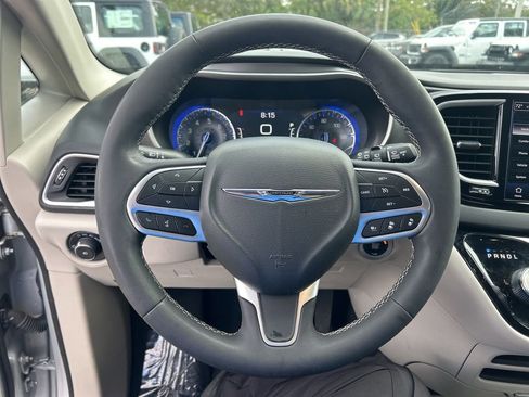 Certified 2023 Chrysler Pacifica Touring-L image 15