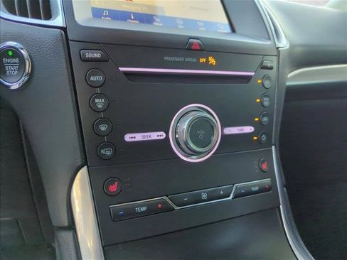 Used 2019 Ford Edge Titanium image 18