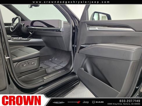 Used 2025 Cadillac Escalade ESV Premium Luxury image 13