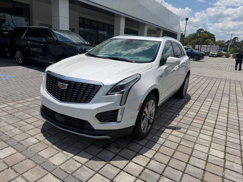 Used 2023 Cadillac XT5 Premium Luxury w/ Technology Package FWD image 3