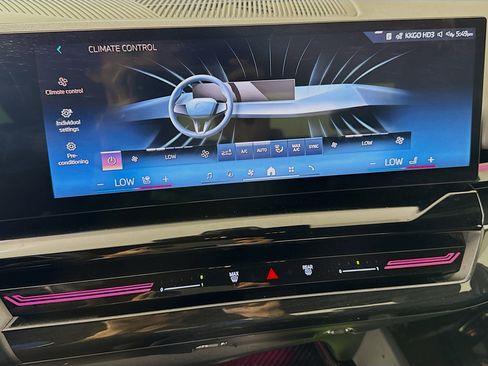 Used 2025 BMW 530i xDrive w/ Premium Package image 16