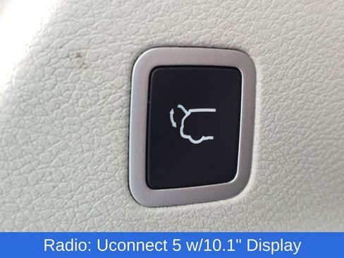 Used 2022 Chrysler Pacifica Touring-L image 9