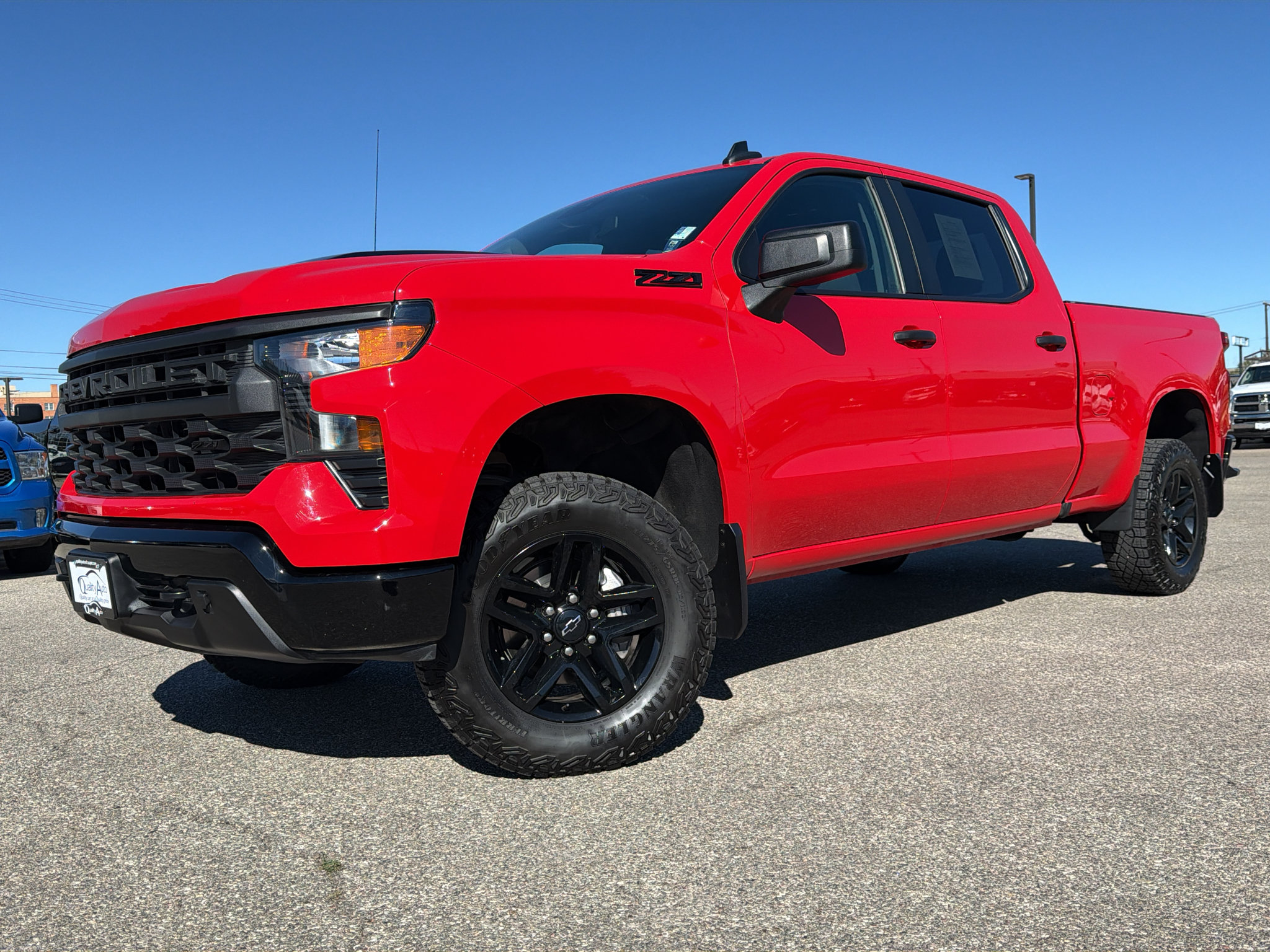Used 2025 Chevrolet Silverado 1500 Custom Trail Boss w/ Dark Appearance Package AWD/4WD image 1