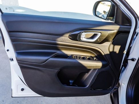 New 2026 Jeep Compass Latitude image 21